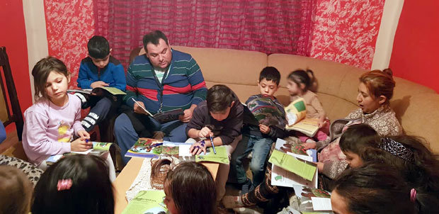 Иако смо сиромашан народ, не гледамо само себе, него и друге: Свештеник Александар помаже деци и старима